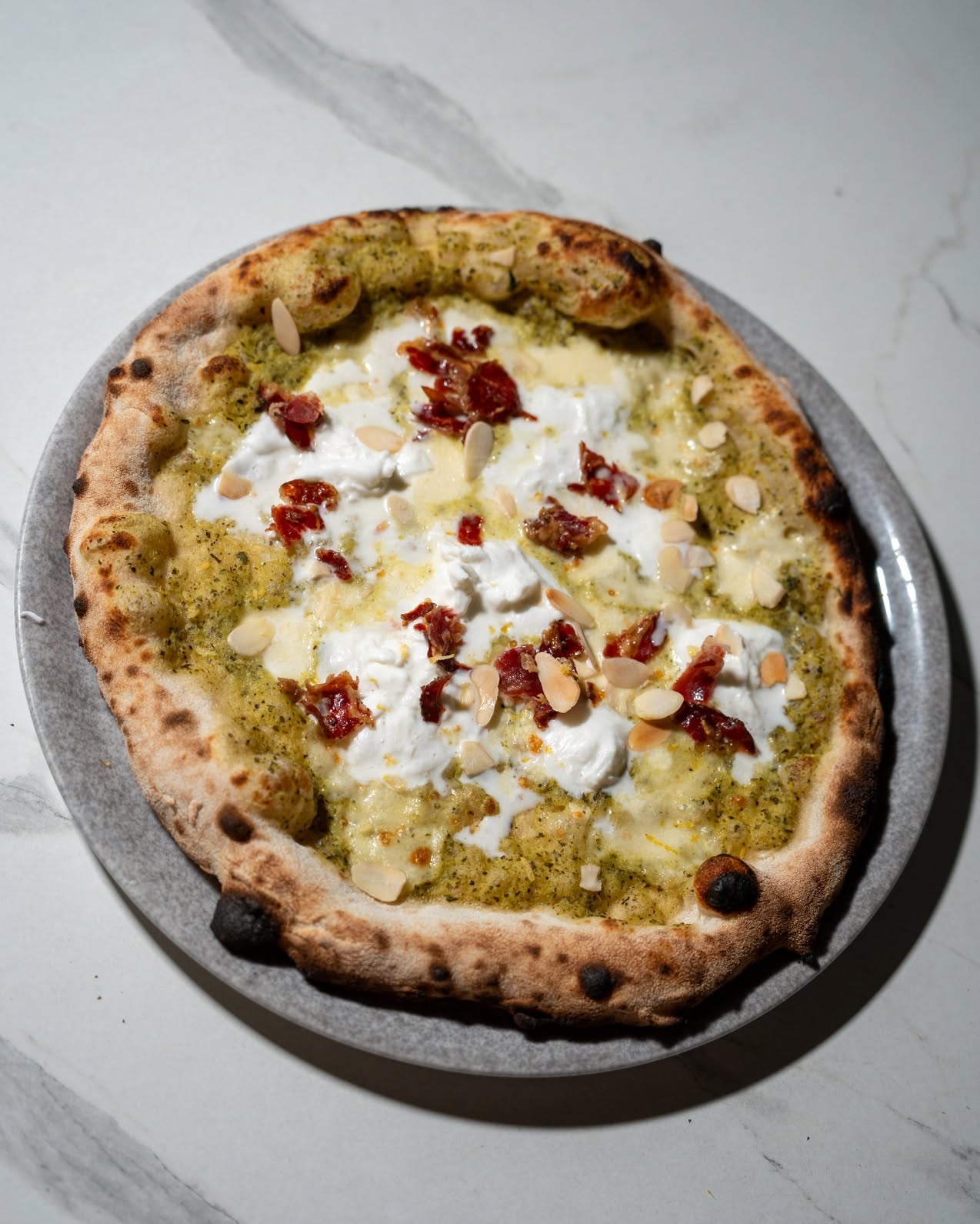 Una pizza di Base Margherita appena sfornata